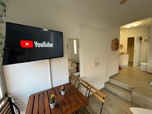 TV a/nebo společenská místnost v ubytování Monacodeluxe super equipado muy nuevo