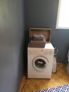 a washing machine with towels on top of it at Hanøya- Vesterålen in Myrland