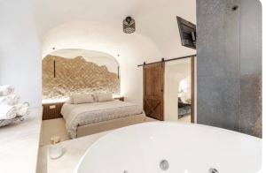 una camera con letto e vasca di Domus Parthenope Deluxe a Napoli