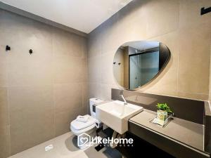 a bathroom with a sink and a mirror at Edifício Way Tambaú in Tambaú +72 photos