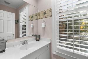 baño blanco con lavabo y ventana en Golfers Escape 2 Bedroom 2 and Half Baths, en Pawleys Island 18 fotos más