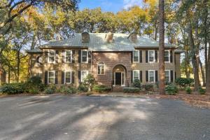 una gran casa de ladrillo con entrada en Golfers Escape 2 Bedroom 2 and Half Baths, en Pawleys Island