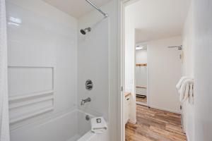 Ένα μπάνιο στο Striking Queen Deluxe Studio w/Kitchenette #114 at Donner Lake Village
