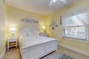 Postel nebo postele na pokoji v ubytování Water's Edge 201 + 29 fotografií