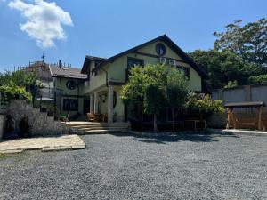 Una casa con un camino de entrada de grava en frente de ella en Casa Adelmar, en Tulcea