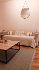 una sala de estar con un sofá y una mesa en Apartment 6 minutes from Monaco train station, en Beausoleil