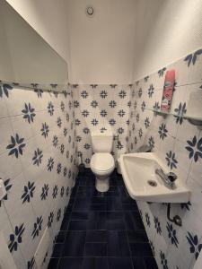 un baño con inodoro y lavabo en Apartment 6 minutes from Monaco train station, en Beausoleil 12 fotos más