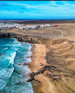 z anteny widok na ocean i plażę w obiekcie Apartamento Mar del norte, en Cotillo. w mieście Cotillo