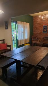 a large wooden table in a living room at Poente Guest House in Conceição da Ibitipoca