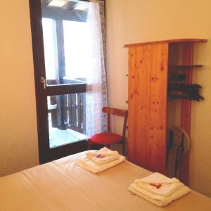 ein Schlafzimmer mit einem Bett mit zwei Handtüchern darauf in der Unterkunft VTF Le Dou De La Ramaz in Montalbert + 17 Fotos