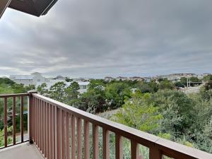 una vista desde el balcón de una casa en Redfish Village M2 423, en Blue Mountain Beach 64 fotos más