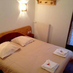 モンタルベールにあるVTF Le Dou De La Ramazのベッドルーム1室(ベッド1台、タオル2枚付)