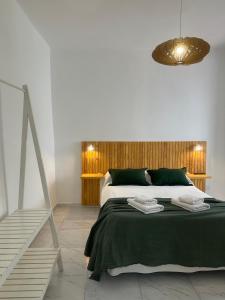 Un dormitorio con una cama grande con una manta verde. en URBAN 483, en La Falda