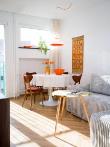Posedenie v ubytovaní Orange and Towers Apartment