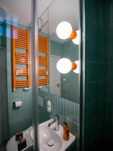 Kúpeľňa v ubytovaní Orange and Towers Apartment + 15 fotografií