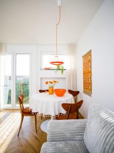 Posedenie v ubytovaní Orange and Towers Apartment