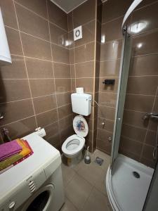 Koupelna v ubytování Golf Apartman Obrenovac, sa parkingom