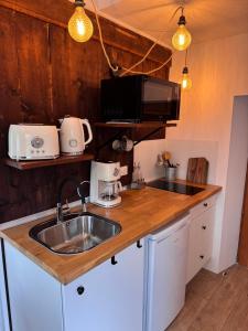 Kuchyň nebo kuchyňský kout v ubytování Authentique Lavoir au bord du Trieux