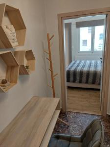アルカネスにあるΚonaki Apartmentのベッド、テーブル、鏡が備わる客室です。
