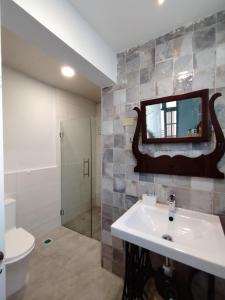 Phòng tắm tại Colonial City Stay with Local Soul +23 ảnh