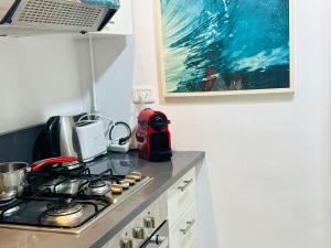 Kuchyň nebo kuchyňský kout v ubytování Romantic 2 Bedroom with Private Direct Beach Access La Marsa