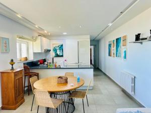 Köök või kööginurk majutusasutuses Romantic 2 Bedroom with Private Direct Beach Access La Marsa
