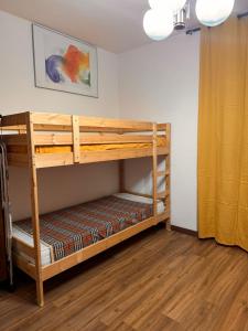 a couple of bunk beds in a room at Casa del cuore in Barrea