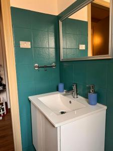 a bathroom with a sink and a mirror at Casa del cuore in Barrea