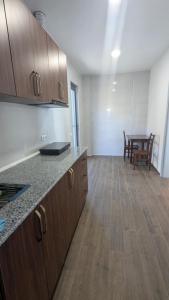 Dapur atau dapur kecil di Mari's hotel sarfi +40 gambar