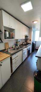 Dapur atau dapur kecil di Ocean View & Pool Family Apartment 7P