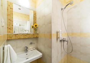 A bathroom at Hotel Flóra