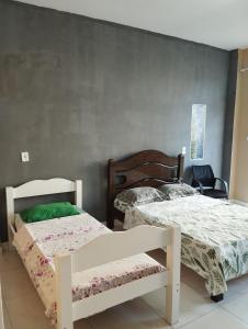 Postel nebo postele na pokoji v ubytování Suíte Praia Saudade e Beto Carrero