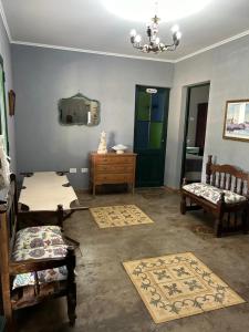 ein Wohnzimmer mit zwei Stühlen und einem Spiegel in der Unterkunft Casa rural familiar con pileta elrejunte in Arrecifes