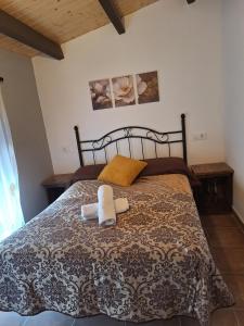 a bedroom with a bed with two towels on it at La Escondida in Burgohondo