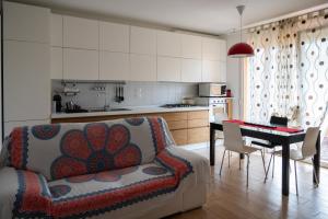 a living room with a couch and a table and a kitchen at A casa di Gio e Fede in Rimini