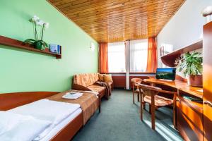 A bed or beds in a room at Hotel Flóra