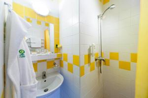 A bathroom at Hotel Flóra