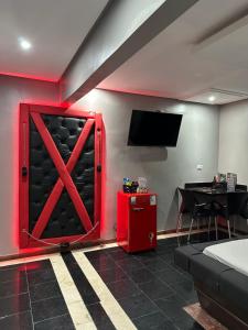 a room with a red wine cellar with a red door at Motel Vitoria Reggia in São Vicente