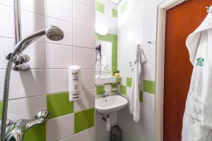 A bathroom at Hotel Flóra