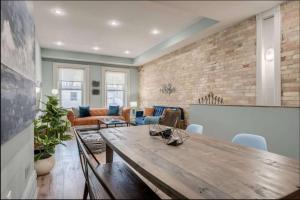 Galería fotográfica de Casa Queen East Jaw Dropping 3BR Suite en Toronto