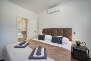 Ένα ή περισσότερα κρεβάτια σε δωμάτιο στο Solis Apartment - Sea View & Relax Pool
