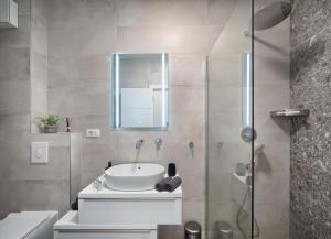 Ένα μπάνιο στο Solis Apartment - Sea View & Relax Pool +29 φωτογραφίες