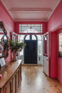 Φωτογραφία από το άλμπουμ του Beautiful Beachfront Townhouse σε St. Leonards