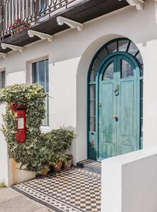 Η πρόσοψη ή η είσοδος του Beautiful Beachfront Townhouse