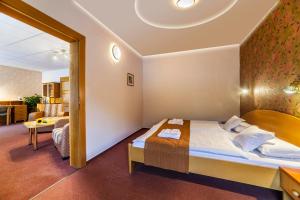 A bed or beds in a room at Hotel Flóra