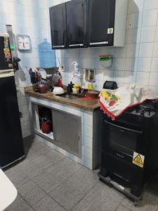 O bucătărie sau chicinetă la Quarto casal e outros espaços compartilhados próx ao estádio do Vasco