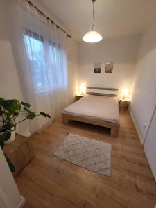 A bed or beds in a room at Kislakás Esztergomban