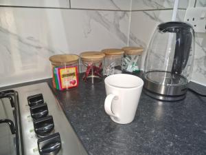 Παροχές για τσάι/καφέ στο Lovely 2 Bed Heathrow and parking