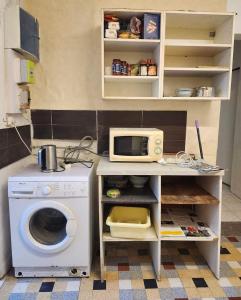 una cocina con lavadora y microondas en Just for sleep - Hoche APT, en Le Pré-Saint-Gervais