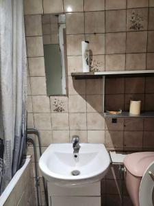 un baño con lavabo e inodoro en Just for sleep - Hoche APT, en Le Pré-Saint-Gervais